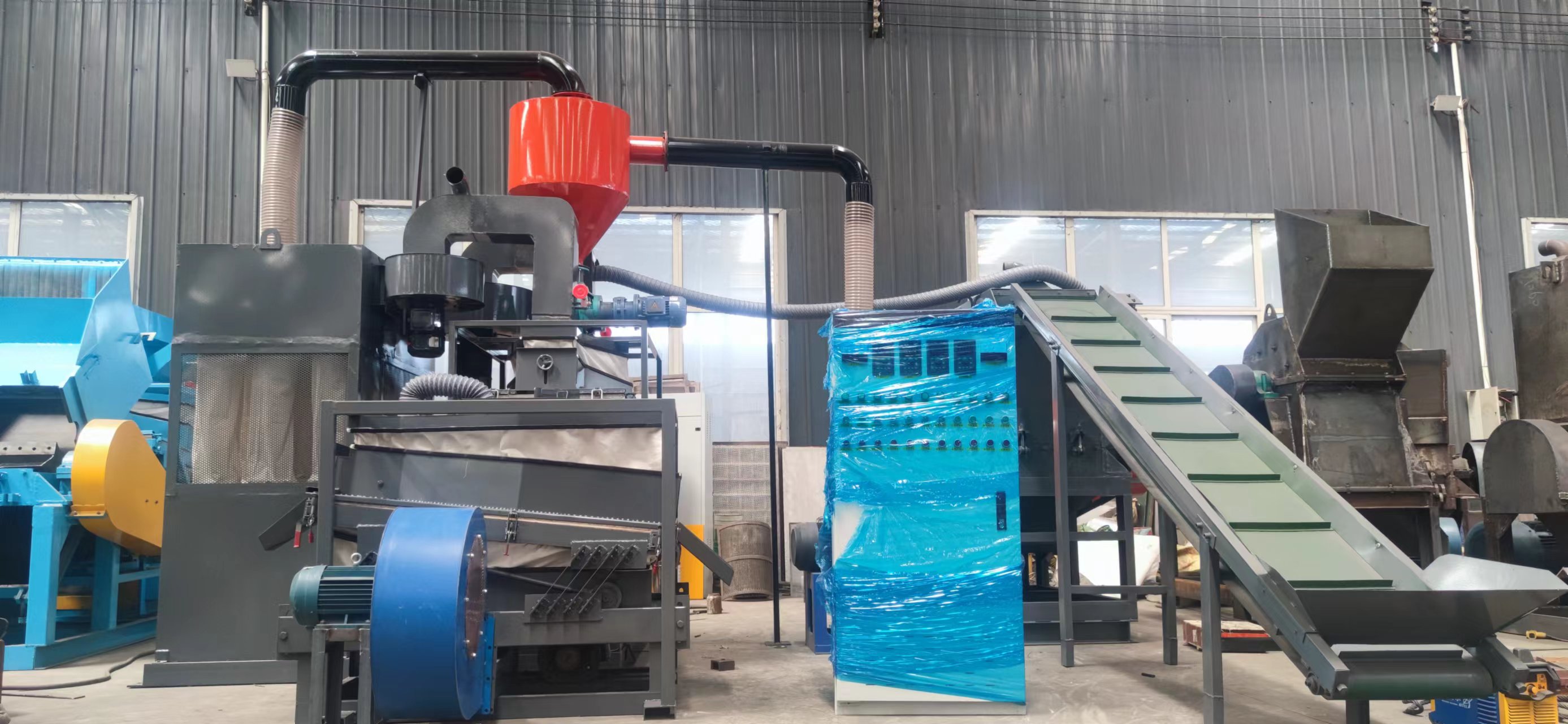 發貨（huò）拉鏈粉（fěn）碎機至浙江